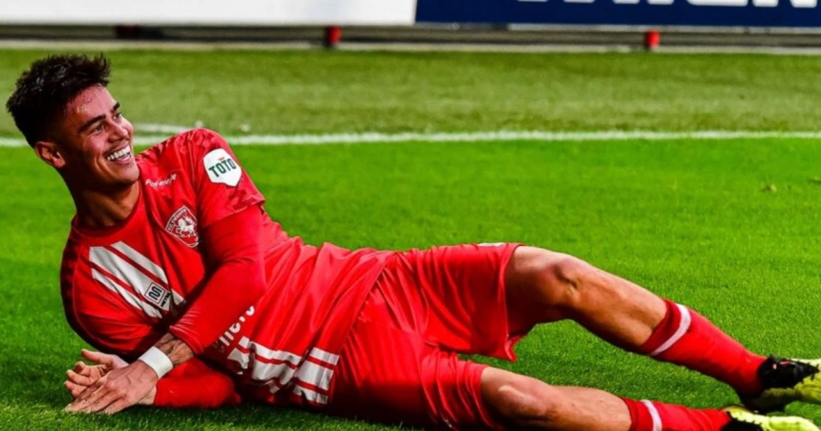 Kenapa Mees Hilgers Masih Hilang dari Skuad Twente Lawan PSV?