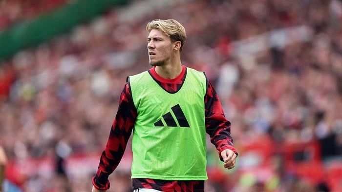 Milan di Antara Hojlund atau Vlahovic 