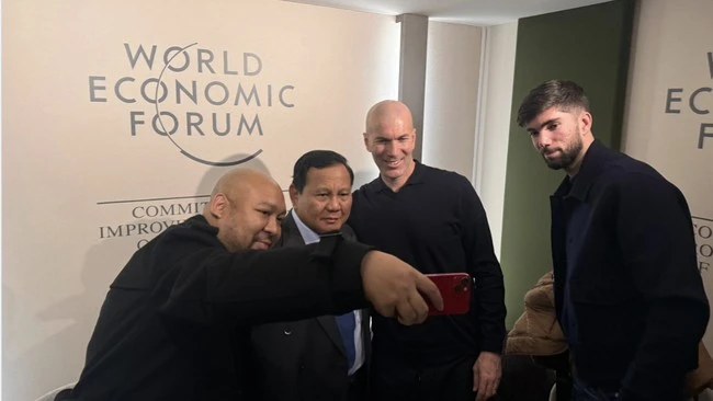 Di Sela WEF, Prabowo Sempat Diskusi dengan Zinedine Zidane 